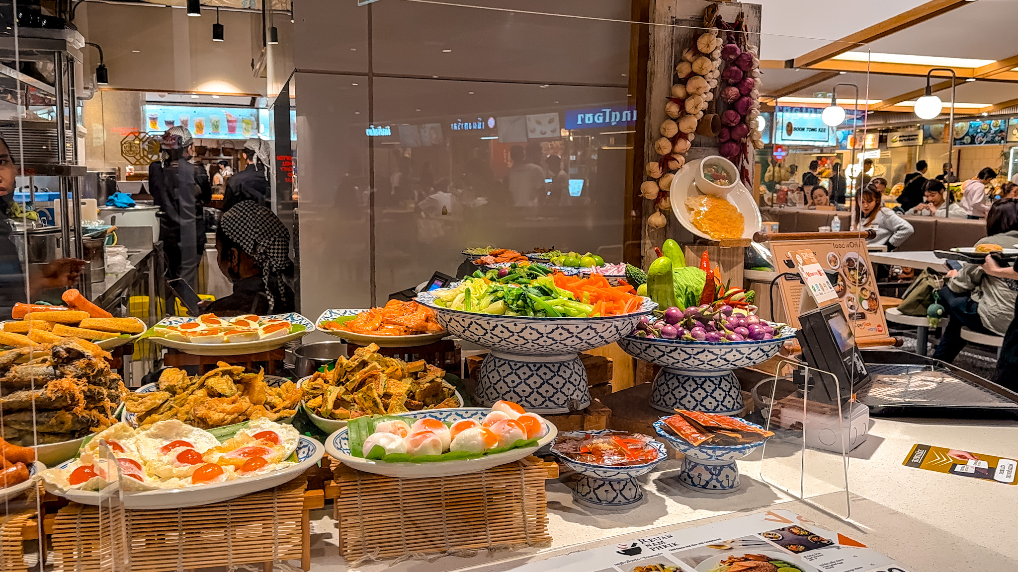 WHAT TO EAT IN BANGKOK.jpg